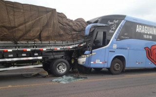 Colisão envolvendo ônibus e caminhão aconteceu nesta terça-feira, 1º, na BR-153 em Araguaína.