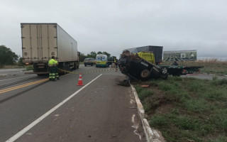 Colisão envolveu um carro de passeio e um caminhão.