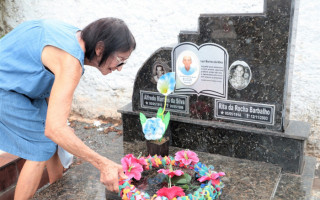  Mesmo aos 76 anos, a viúva não mede esforços para enfeitar a lápide com coroa de flores, se curvar ao manter o local limpo e fazer uma oração