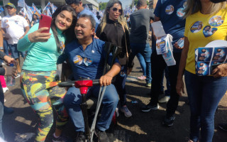 Deputado Elenil da Penha usando cadeira motorizada durante a campanha 
