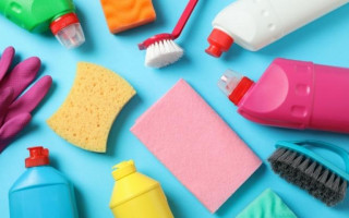 Mantendo os materiais de limpeza organizado. 