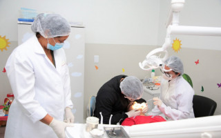 A equipe responsável pelo atendimento às pessoas com necessidades especiais no CEO é composta por dois cirurgiões-dentistas e um auxiliar