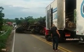 Caminhão tombou na TO-455 entre Luzimangues e Porto Nacional.