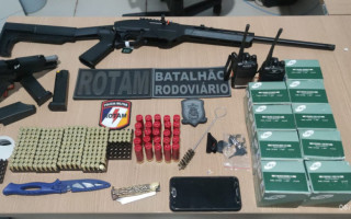 Armas e munições localizadas com suspeitos e rifle localizado durante varredura no local do acidente. 