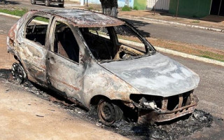 Veículo da vítima que registrava boletim de ocorrência foi incendiado em frente a delegacia. 