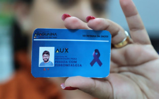 Os estabelecimentos públicos e privados deverão inserir no rol de atendimento preferencial.