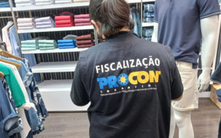 Foram fiscalizados o preço de roupas, sapatos e acessórios.