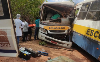 Ônibus escolares colidiram na zona rural de Pindorama.