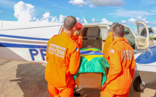 Corpo sendo colocado em avião para ser levado a Imperatriz 