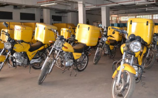 Serão leiloados quatro carros e 51 motocicletas.