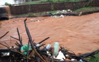 Verificar direcionamento da água da chuva, evitando a rede de coleta de esgoto, é essencial para evitar danos à saúde e ao meio ambiente.