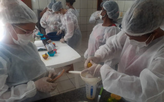 As capacitações acontecem de segunda a sexta-feira, nos horários de 8h às 12h e de 14h às 18h, com aulas teóricas e práticas, totalizando 40 horas.
