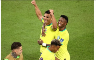 Casemiro e Vini Jr comemoram o gol da vitória do Brasil