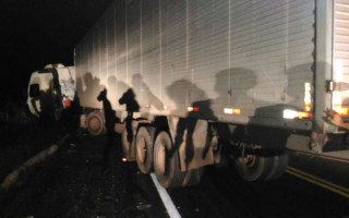 Motorista do caminhão não se feriu, segundo os Bombeiros