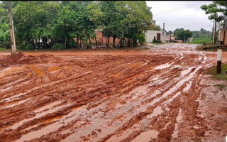 Sem asfalto, ruas do setor Nova Araguaína estão tomadas por lamaçal.
