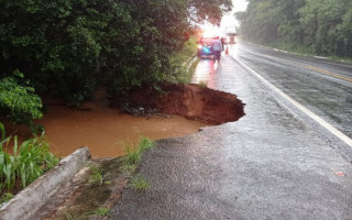 Erosão na lateral da pista provoca risco iminente de interdição total no trecho. 