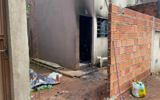 Uma pessoa morreu após incêndio atingir casa popular