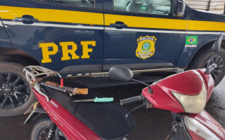 Veículo com registro de roubo foi recuperado pela PRF.