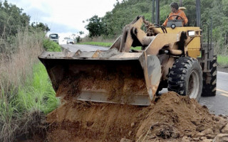 Correção da erosão causada primeiras chuvas na TO-164 entre Abreulândia e Dois Irmãos 