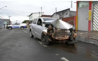 Carro fica com a frente destruída 