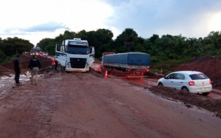 Caminhão teve uma pane elétrica no trecho de reparação e causou grande congestionamento. 