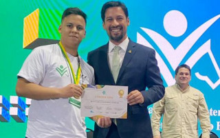 Estudante João Henrique durante a premiação da Olimpíada do Bicentenário da Independência