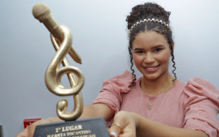 Esther Lays exibe o troféu conquistado com muito talento e dedicação