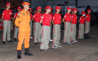 Sargento Bittencourt, instrutor do PROEBOM, com a primeira turma de formandos
