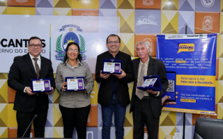 Durante o lançamento, autoridades receberam uma placa simbolizando a entrega do aplicativo