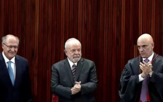 A entrega dos diplomas é obrigatória, segundo a Justiça Eleitoral, para ocorrer antes da posse