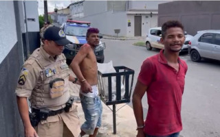 Autores flagrados ostentando espingardas em Xambioá. 