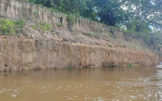 Barranco às margens do Rio Javaés, de onde se suspeita que a criança tenha caído
