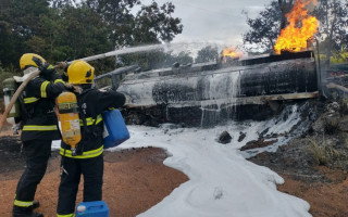 Bombeiros combatem incêndio em caminhão tanque na BR-153