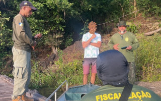 Na região do Cantão, fiscais vistoriaram embarcações e distribuíram material educativo