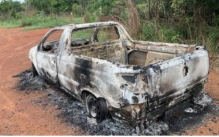 Carro ficou destruído pelo fogo 