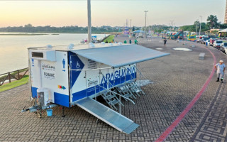 No total, são 12 cabines divididas em dois trailers com rampas de acesso