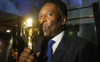 Edson Arantes do Nascimento, conhecido como  Pelé