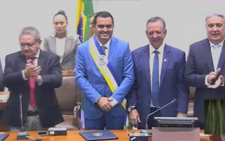 Wanderlei Barbosa recebeu faixa do governo após assinar termo de posse na Aleto
