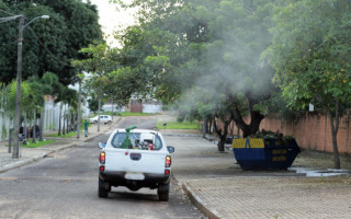 Carro fumacê contra a dengue passa por bairros de Araguaína.
