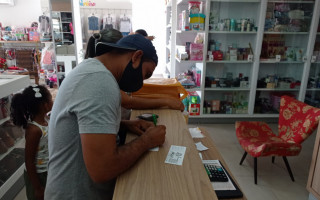 Campanha busca incentivar consumidor a comprar no comércio local. 