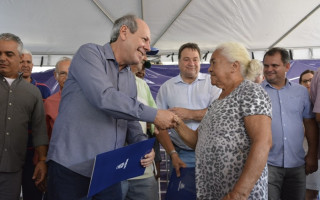 Prefeito Ronaldo Dimas durante entrega de títulos de imóveis dos setores Vila Norte, Piauiense e Cearense.