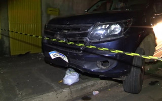 Caminhonete invadiu calçada de barzinho, atropelou pessoas e danificou motos e mesas