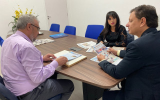 Os servidores pioneiros da Jucetins, Erlan Milhomem (e) e Hilda Cristina ao lado do presidente José Aníbal relembram a época através do acervo histórico.