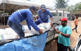 Na última sexta-feira, 27, foram entregues 12 toneladas de adubo e mais de 800 kg de sementes de milho a mais 40 famílias do Assentamento Rio Preto.