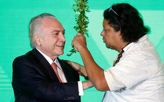 Pai Uzêda recepcionou Temer no palco do evento. Após cerimônia ele disse que o presidente é alvo de 