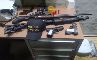 Armas apreendidas pela PF durante a operação 