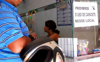 Quem entrar em comércios no TO usando capacete pode ser multado em até R$ 500