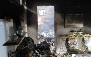 O fogo comprometeu toda a estrutura da casa.