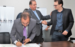Prefeito Wagner Rodrigues assina ordem de serviço 