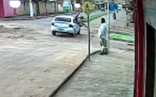 Momento em que carro atinge a bicicleta. 